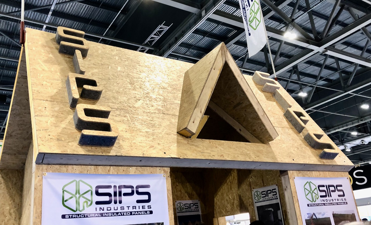 A SIPs house displayed at an exhibition, showcasing Structural Insulated Panels for energy-efficient walls, roofs, and floors.